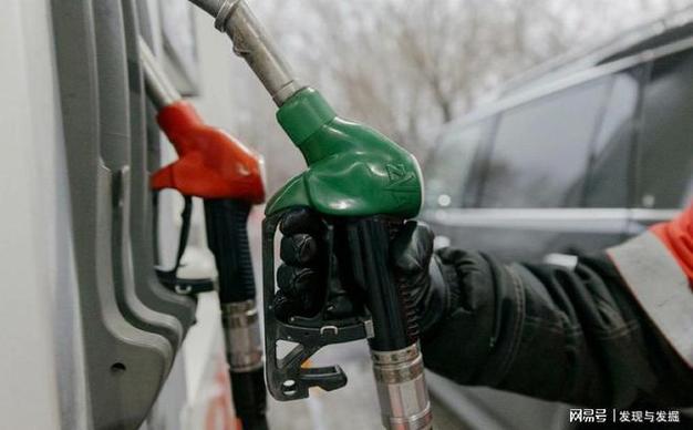 乌克兰袭击俄多处炼油设施造成俄罗斯油价高涨